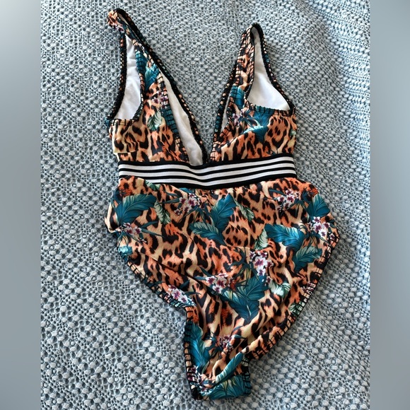 Asos One piece bathing suit - size US 4 - Picture 2 of 3